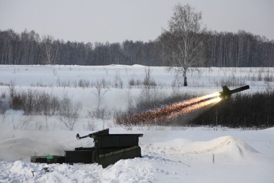 Division tactical maneuvers of anti-aircraft defense