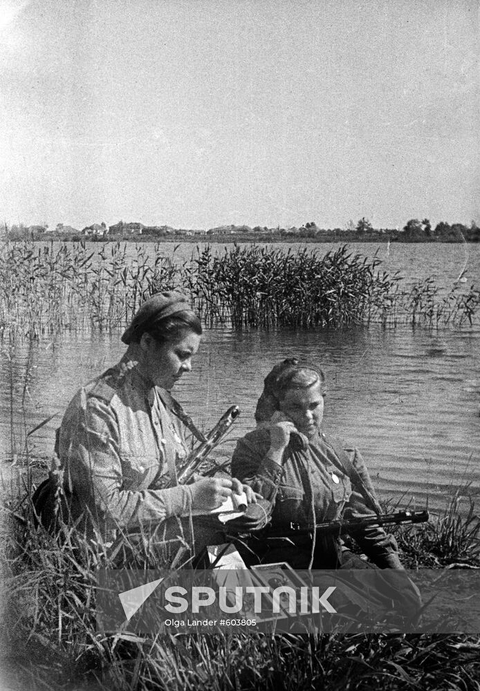 Signal-women Yekaterina Mogilko and Nina Pavliy