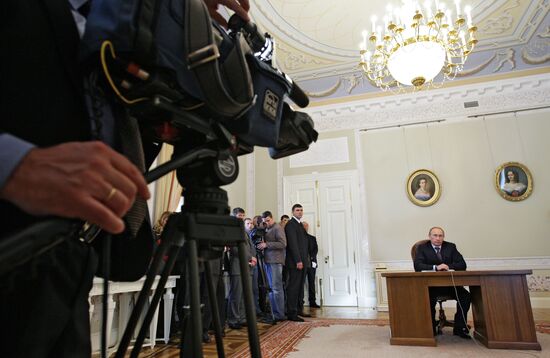 Vladimir Putin conducts TV link-up with Igor Sechin