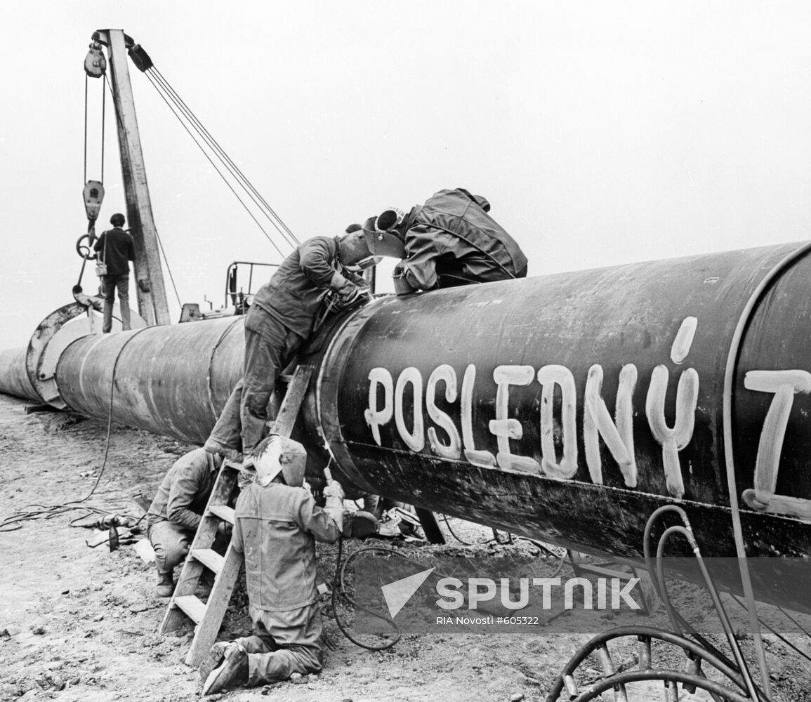 Welding last seam on gas pipeline