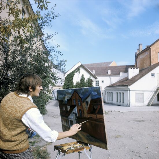 Painter making sketches of the Old Town
