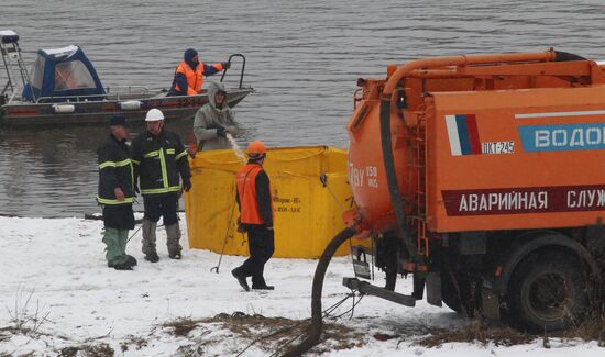 Removal of oil spills