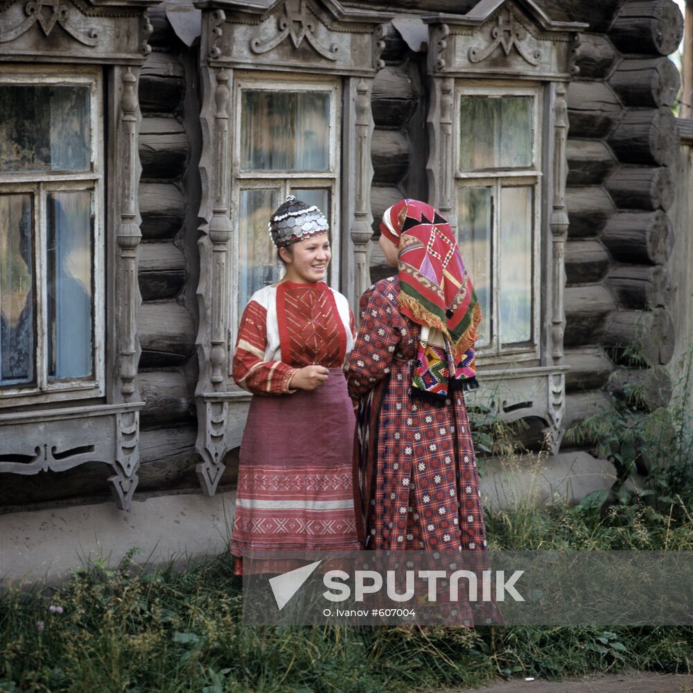 Girls wearing Udmurt costumes