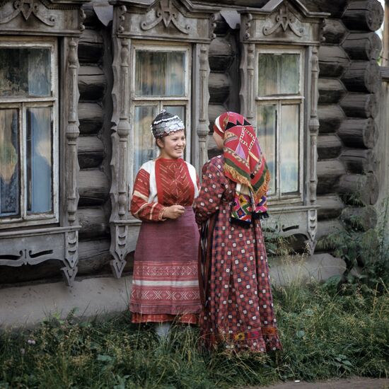 Girls wearing Udmurt costumes