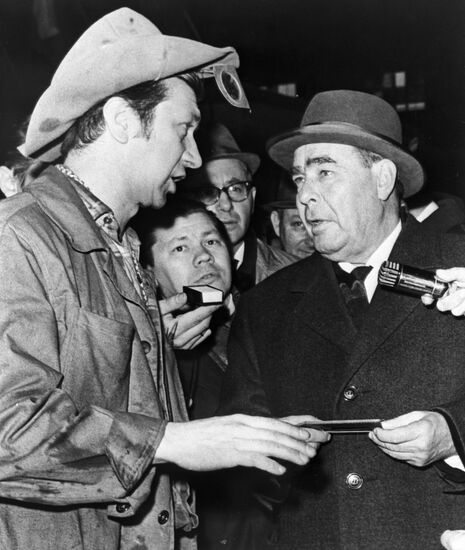 Leonid Brezhnev with steelworker Edward Kosinski