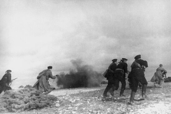 Soviet soldiers fight near Sevastopol