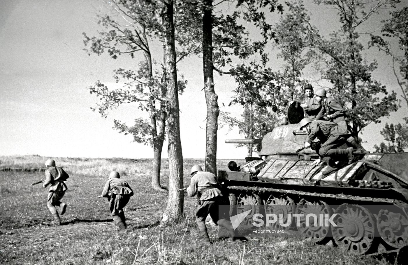 Soviet soldiers at Kursk Buldge
