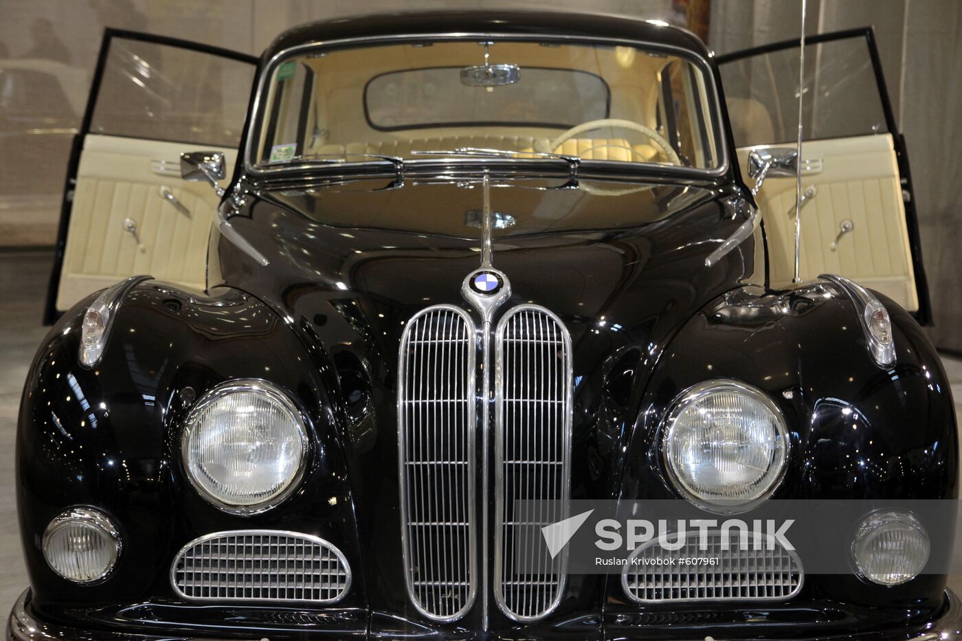 Oldtimer Gallery opens at Crocus Expo