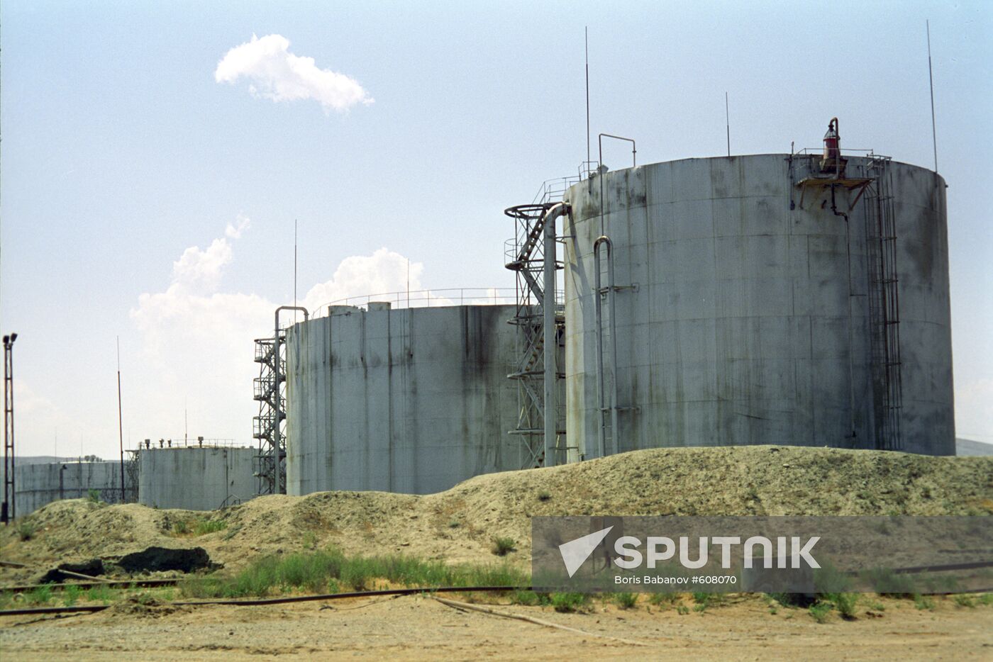 Oil storage tank