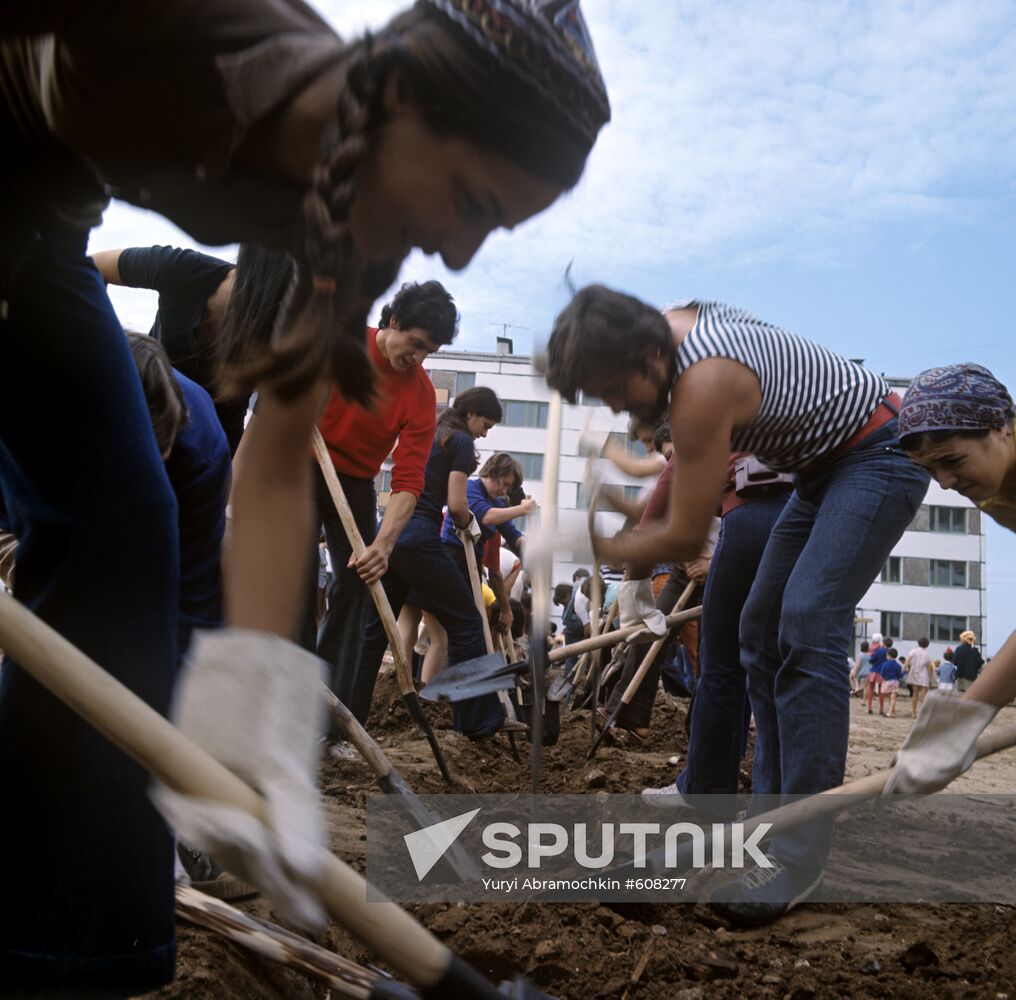 Voluntary labor day at new school construction