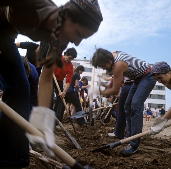 Voluntary labor day at new school construction