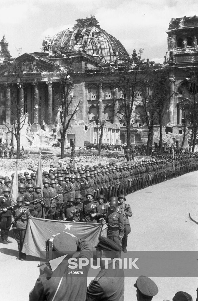 Parade of 5th shock army units after removal of Victory Banner