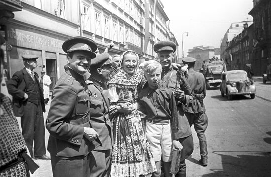 Prague residents and Soviet soldiers