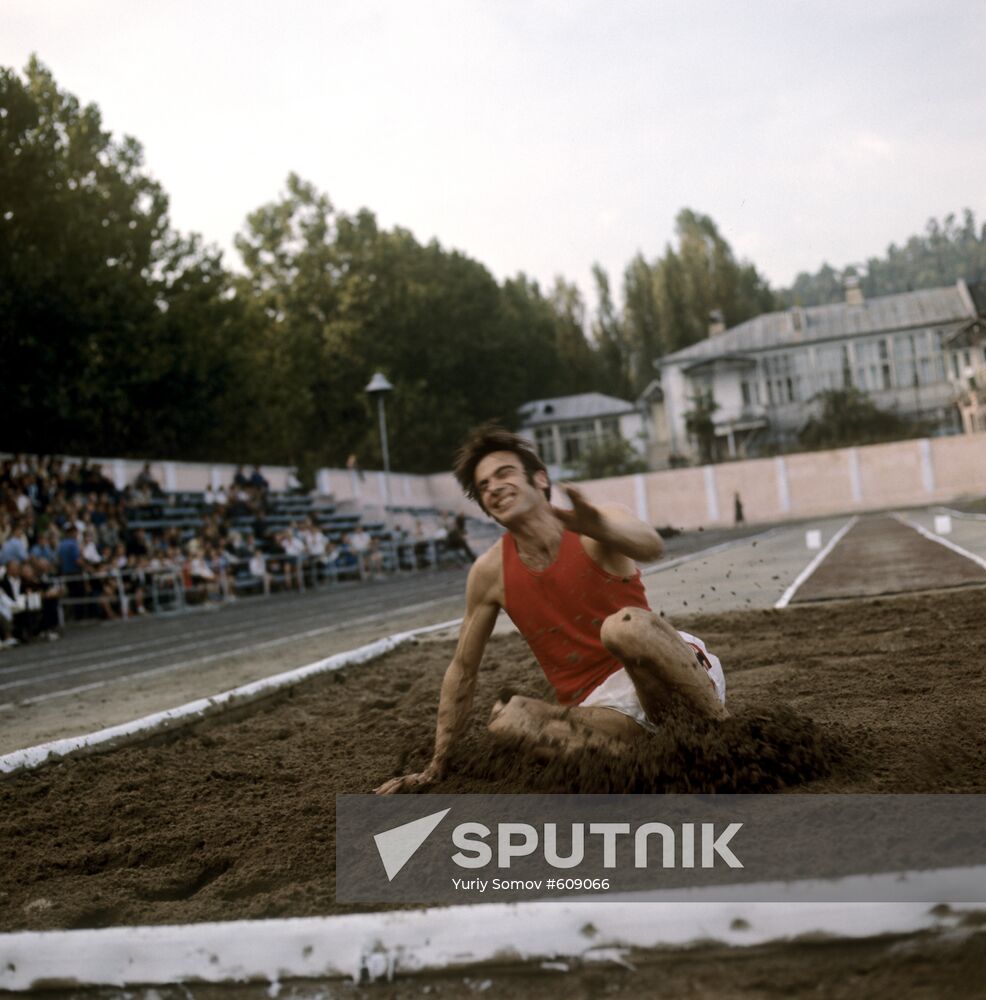 Viktor Saneev jumping