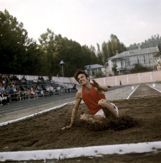 Viktor Saneev jumping