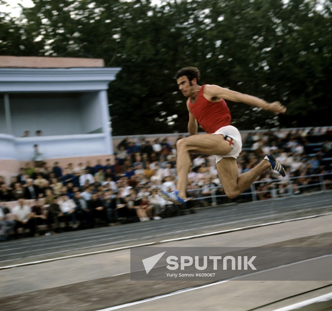 Viktor Saneev jumping
