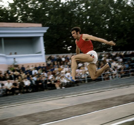 Viktor Saneev jumping