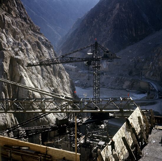 Construction of Toktogulsk hydroelectric plant