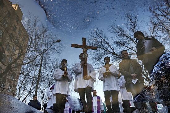 Moscow's Catholics hold Cross Procession