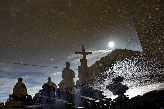 Moscow's Catholics hold Cross Procession