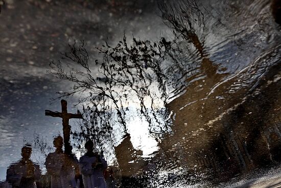 Moscow's Catholics hold Cross Procession