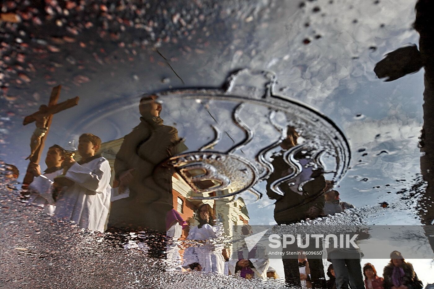 Moscow's Catholics hold Cross Procession