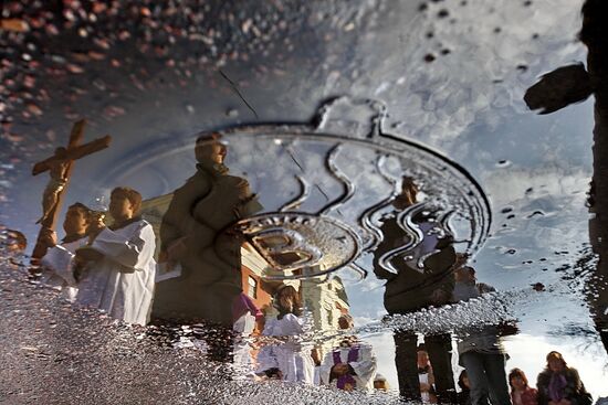 Moscow's Catholics hold Cross Procession