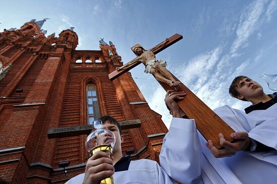 Moscow's Catholics hold Cross Procession
