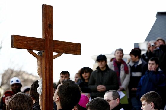 Moscow's Catholics hold Cross Procession