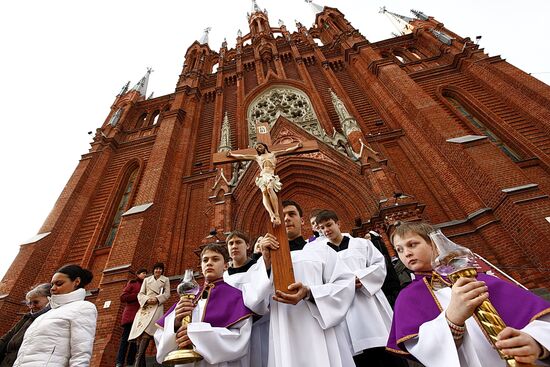 Moscow's Catholics hold Cross Procession