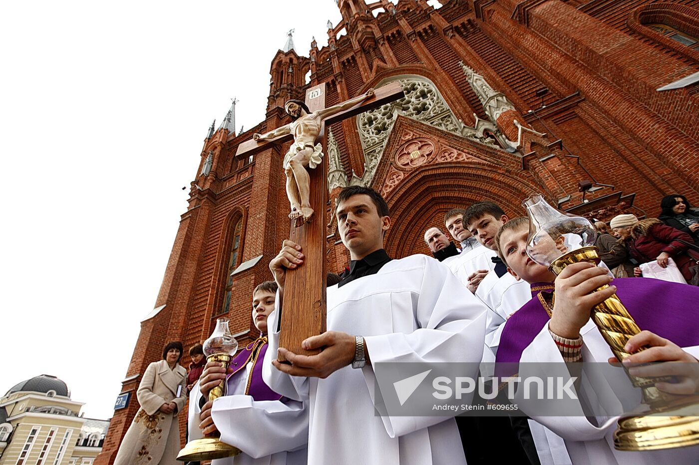 Moscow's Catholics hold Cross Procession