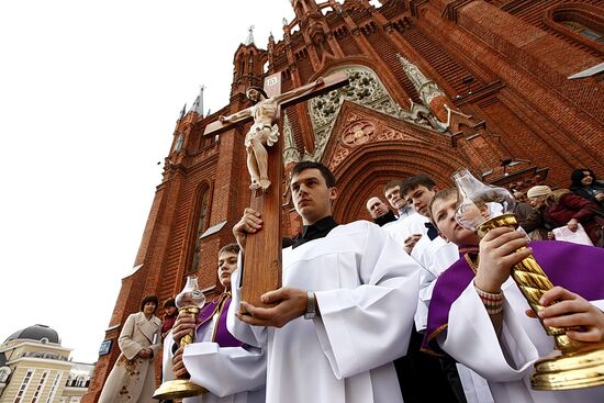 Moscow's Catholics hold Cross Procession