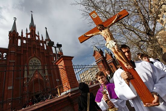 Moscow's Catholics hold Cross Procession