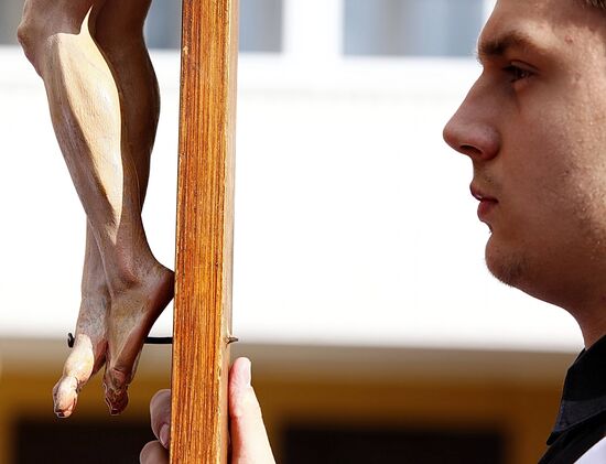 Moscow's Catholics hold Cross Procession