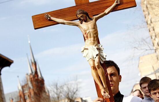 Moscow's Catholics hold Cross Procession