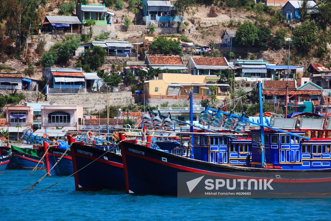 Mooring of fishing boats near Hon Tam island