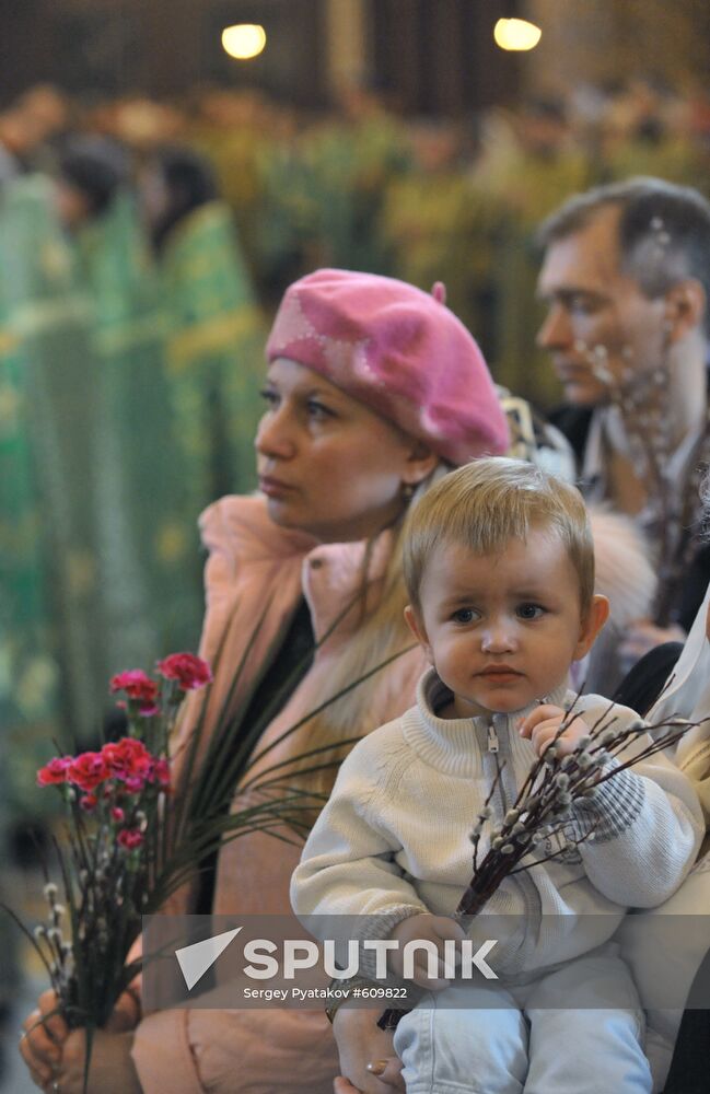 Orthodox believers attend Patriarch Kirill's service