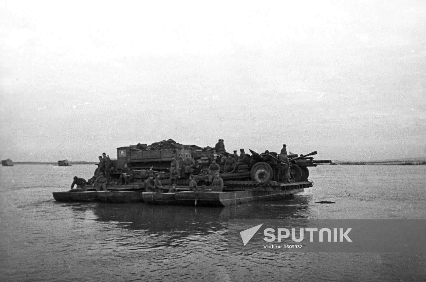Soviet soldiers crossing Dnieper river
