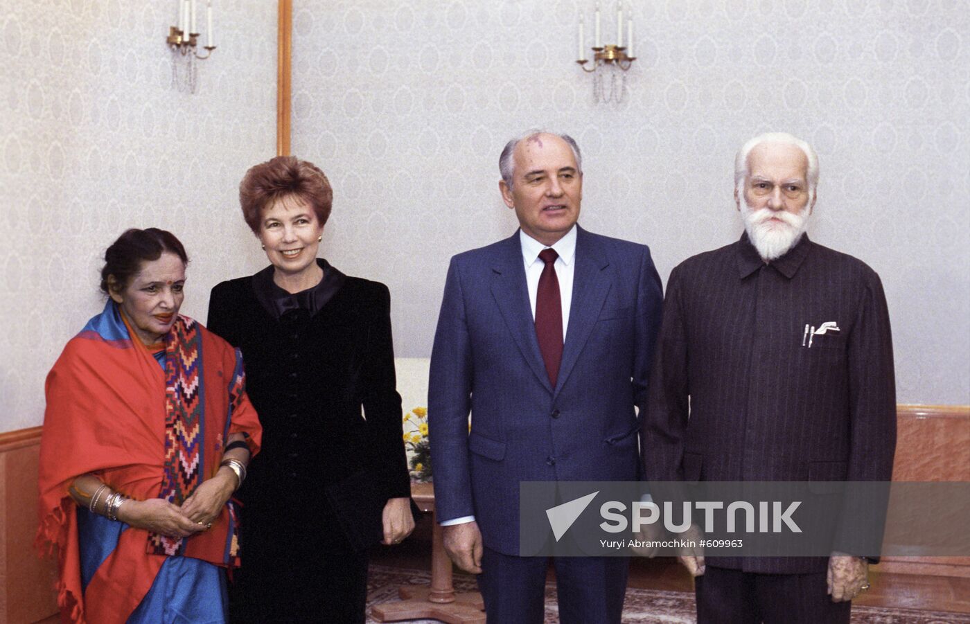 Mikhail Gorbachev and Svyatoslav Rerikh with spouses