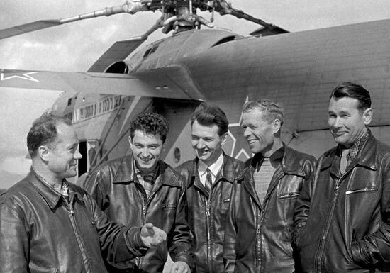 Crew members of MI-6 helicopter set a world record
