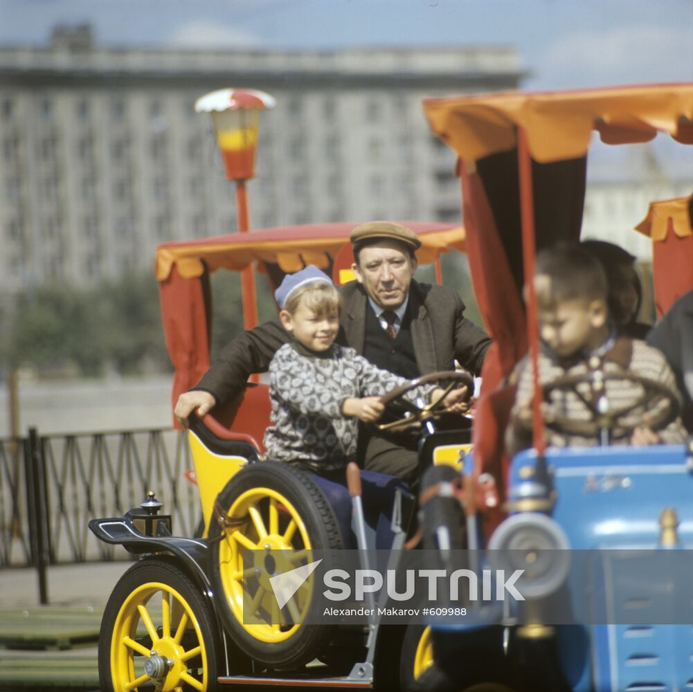 Actor and circus clown Yuri Nikulin with children