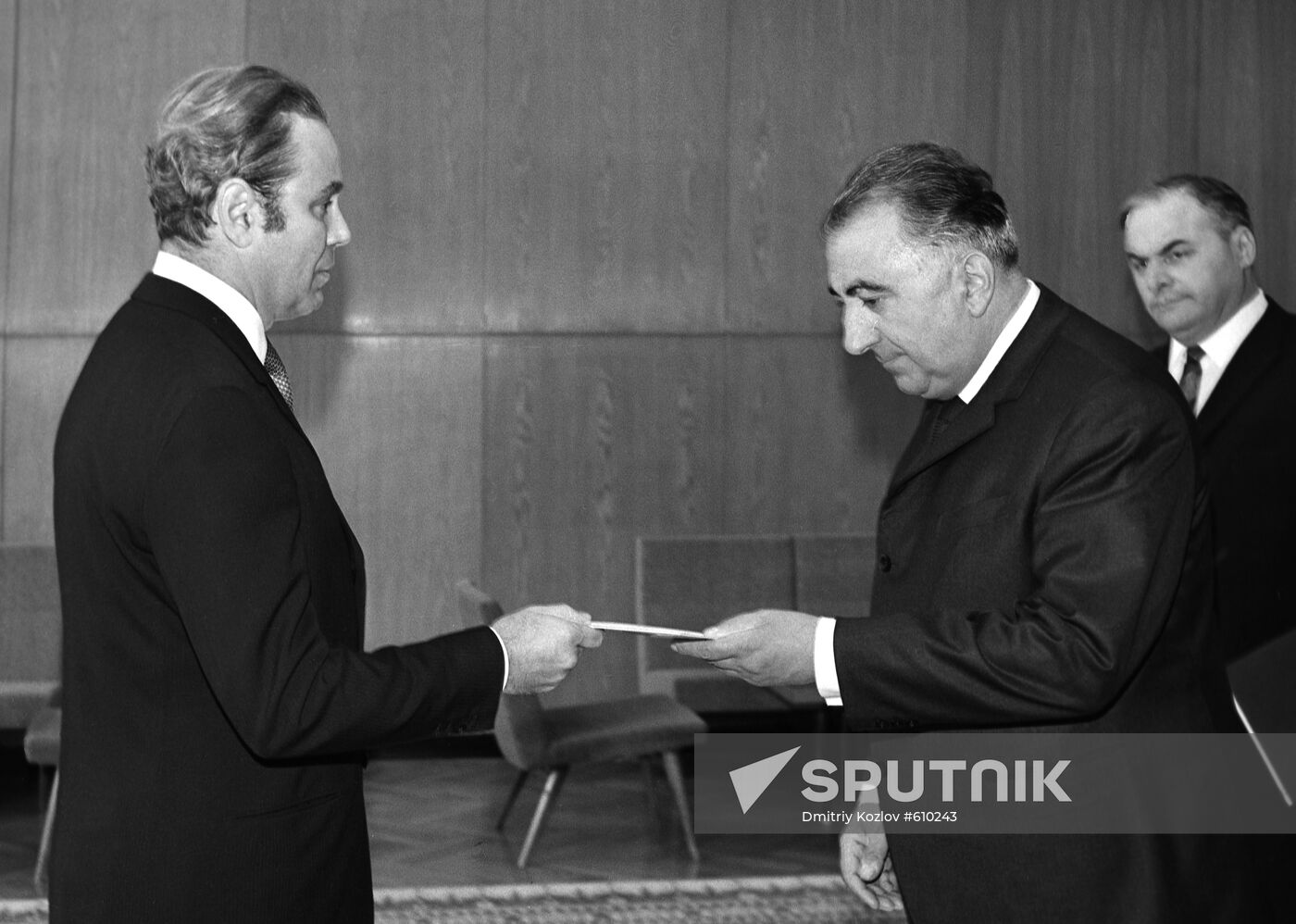 Peru's ambassador Javier Pérez de Cuéllar and Nagush Arutunyan