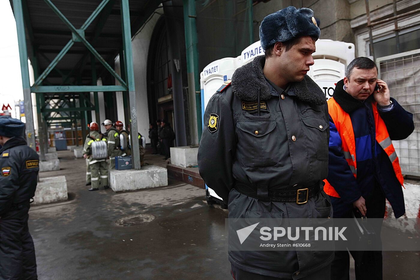 Firemen standing by the Lubyanka metro station, shaken by the blast. Location: Russia, Moscow. Author: Andrey Stenin/Sputnik. Explosions hit Moscow metro