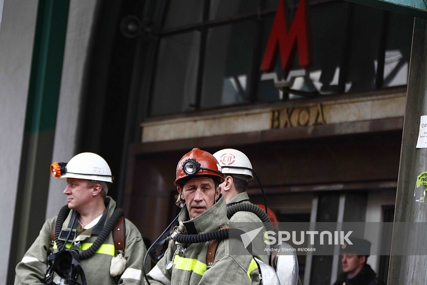 Explosions hit Moscow metro