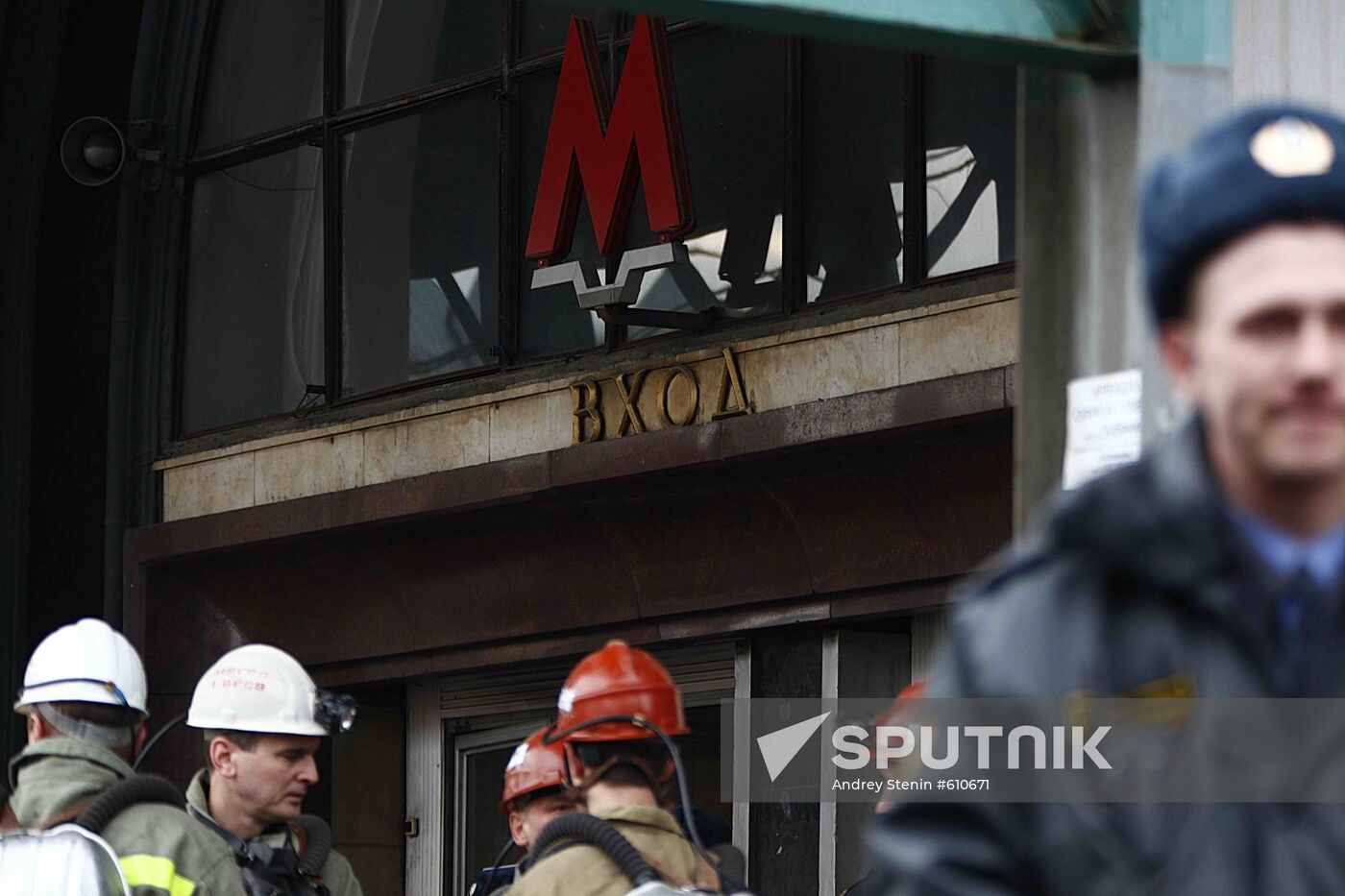 Explosions hit Moscow metro