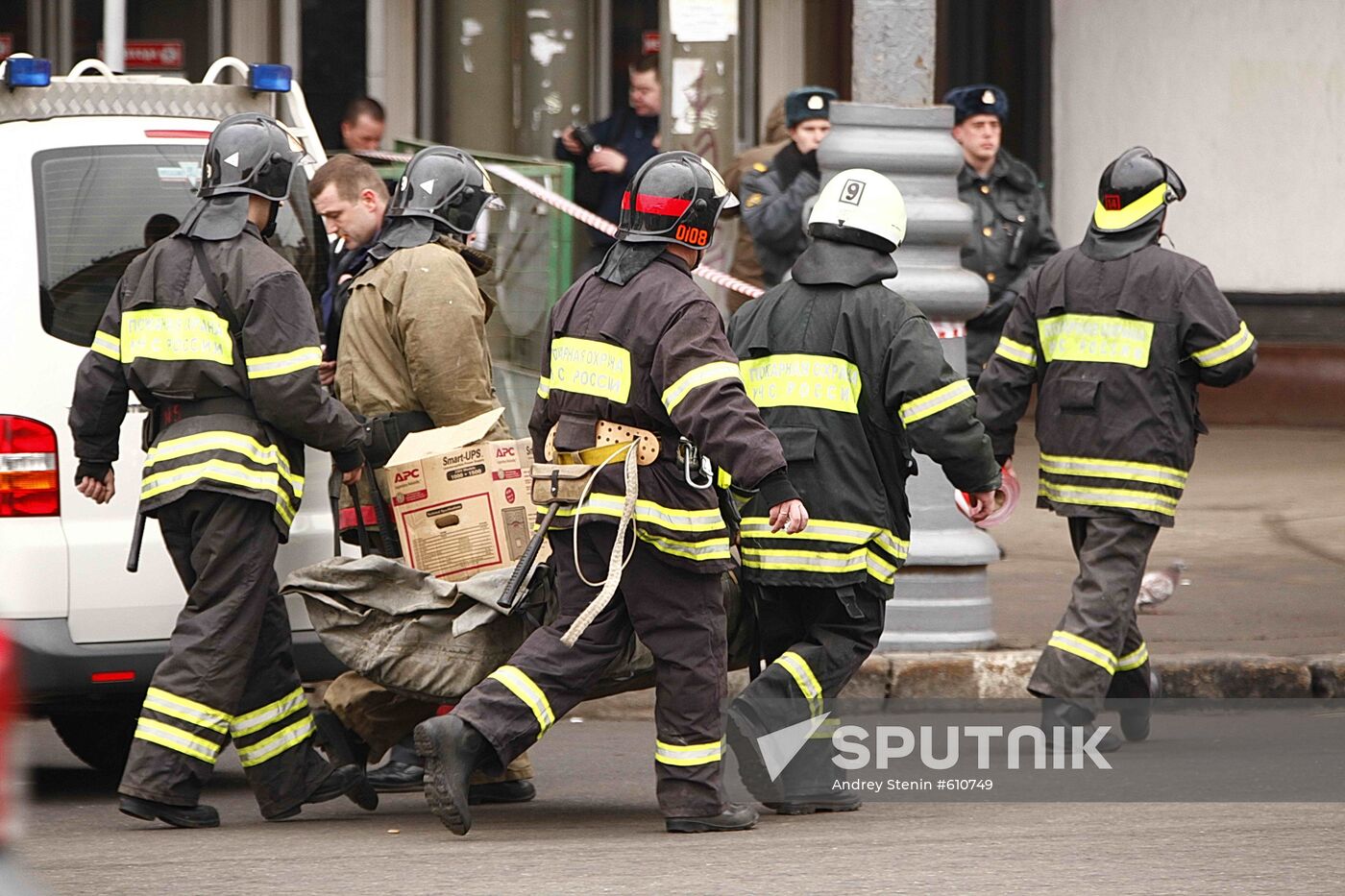 Firemen taking away the remains of victims of the explosion at the Lubyanka metro station. Location: Russia, Moscow. Author: Andrey Stenin/Sputnik. Explosion at Lubyanka metro station