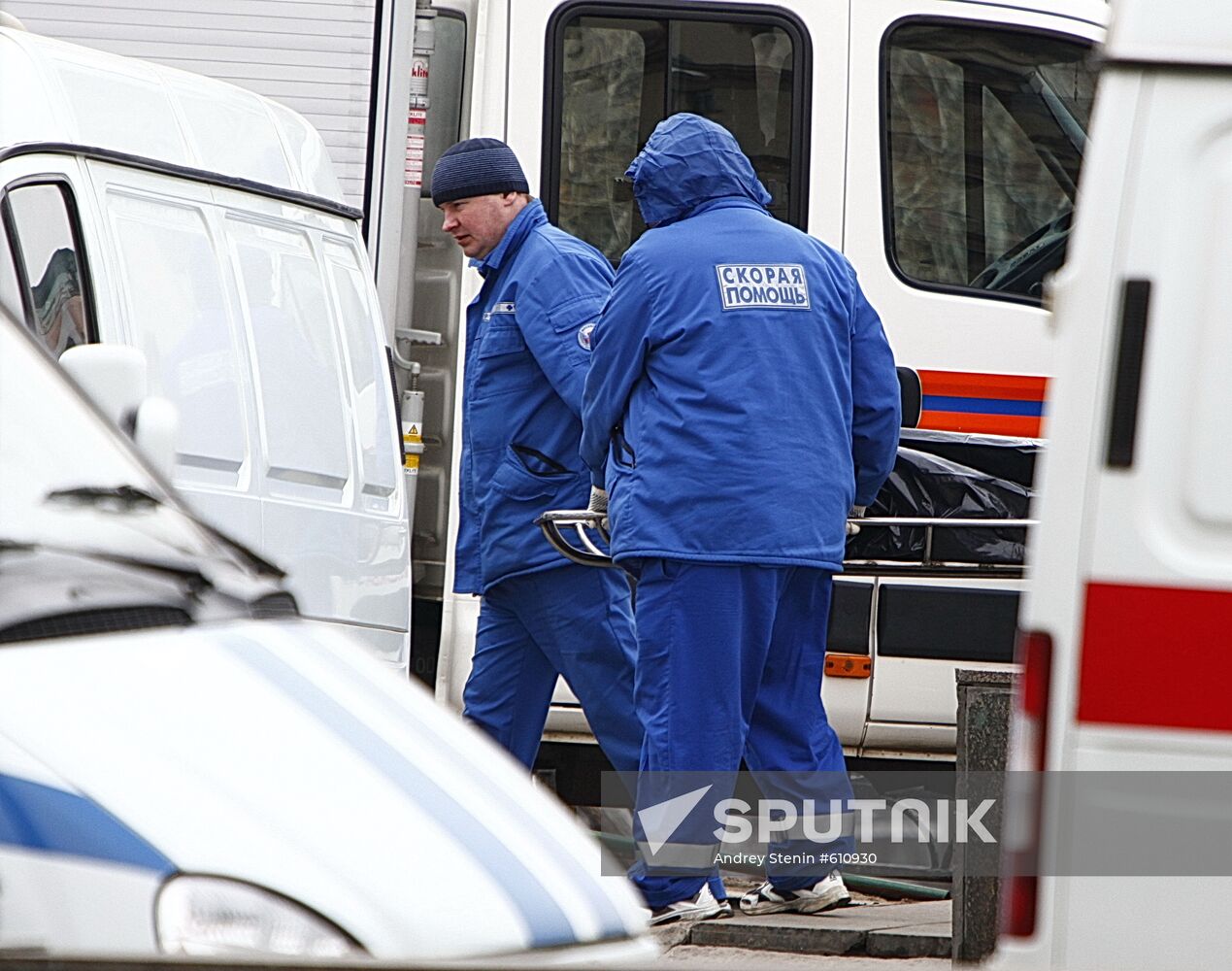Rescuers taking the remains of victims away from the Lubyanka metro station, where a number of people were killed by the explosion. Location: Russia, Moscow. Author: Andrey Stenin/Sputnik. Explosion at Lubyanka metro station