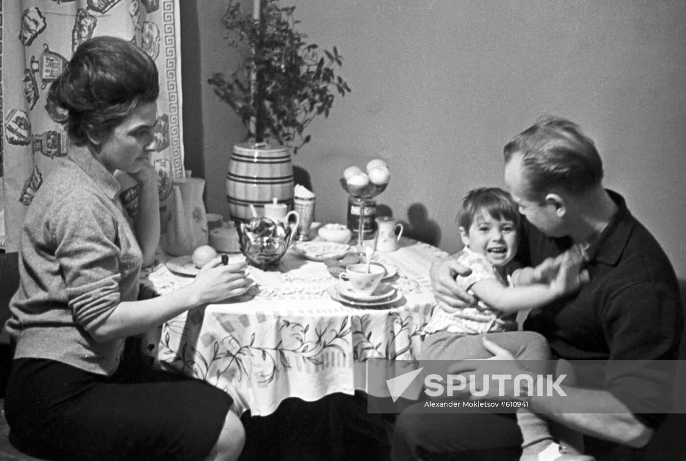 Pilot-cosmonaut Alexei Leonov with wife Svetlana and daughter Vika