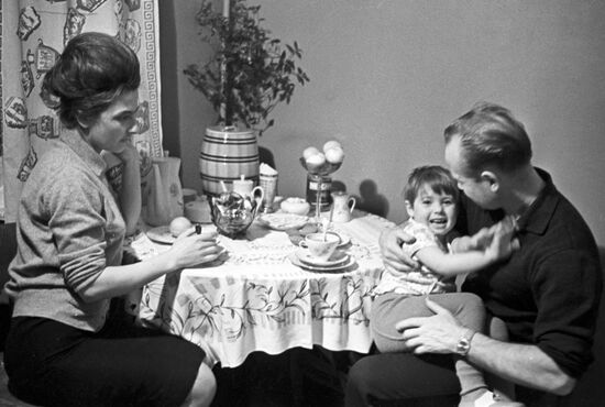Pilot-cosmonaut Alexei Leonov with wife Svetlana and daughter Vika