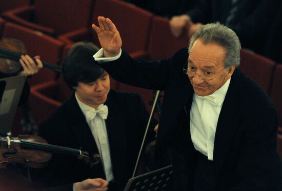 Conductor Yury Temirkanov rehearsing
